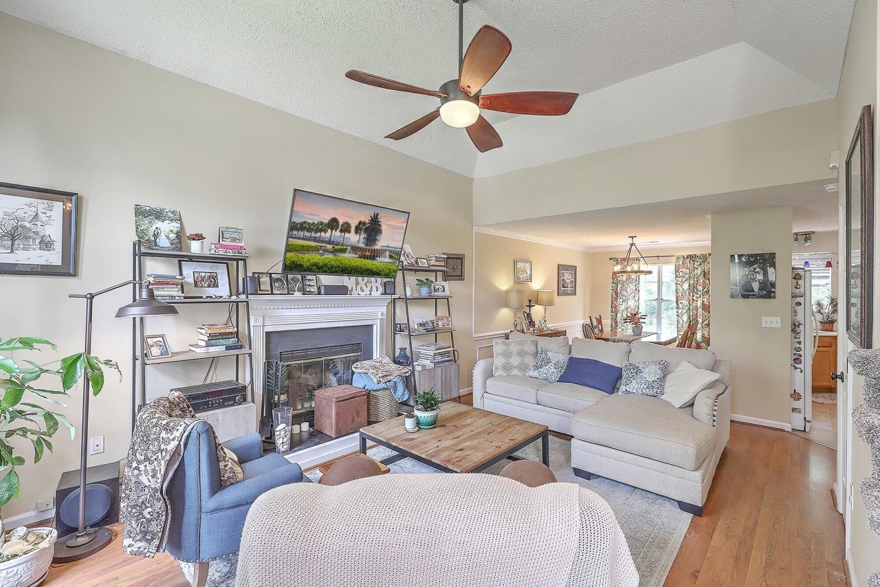 2318 N England Court Photo 4