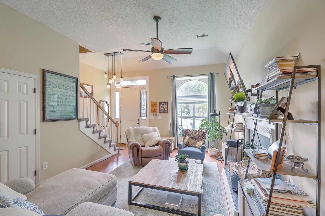 2318 N England Court Photo 6