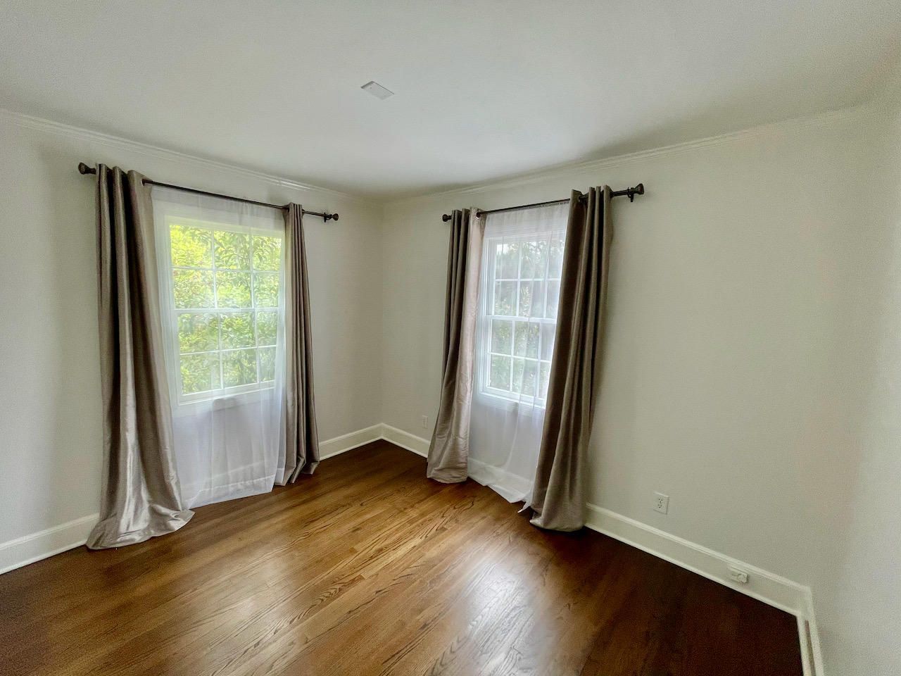 3 1/2 St Michaels Alley Photo 21