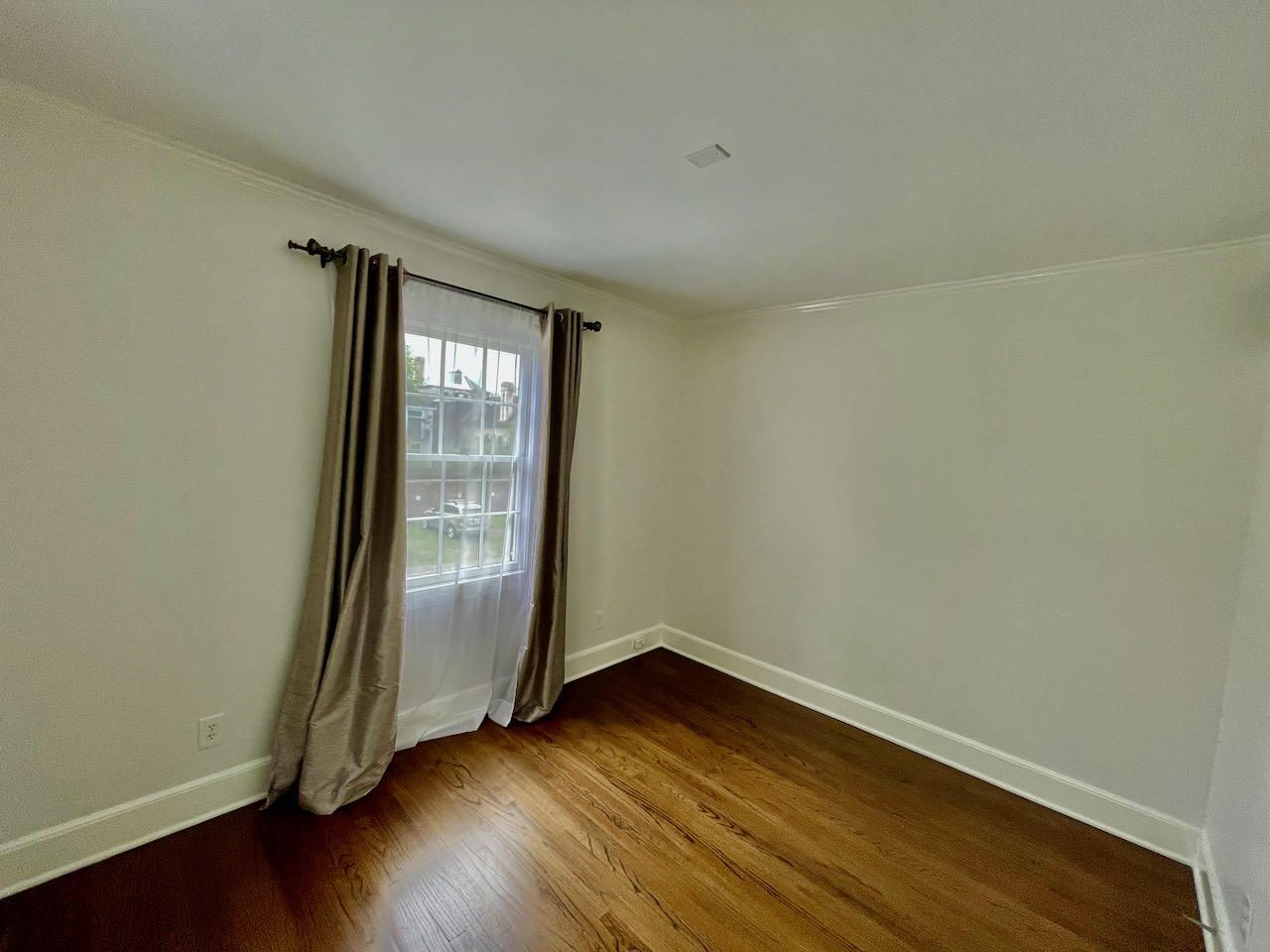 3 1/2 St Michaels Alley Photo 22