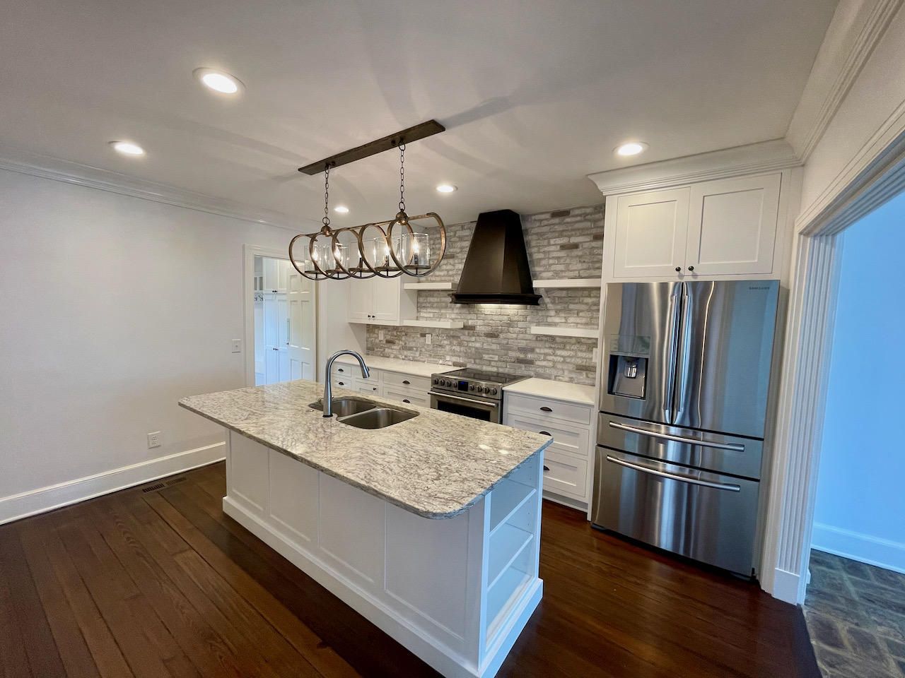 3 1/2 St Michaels Alley Photo 4