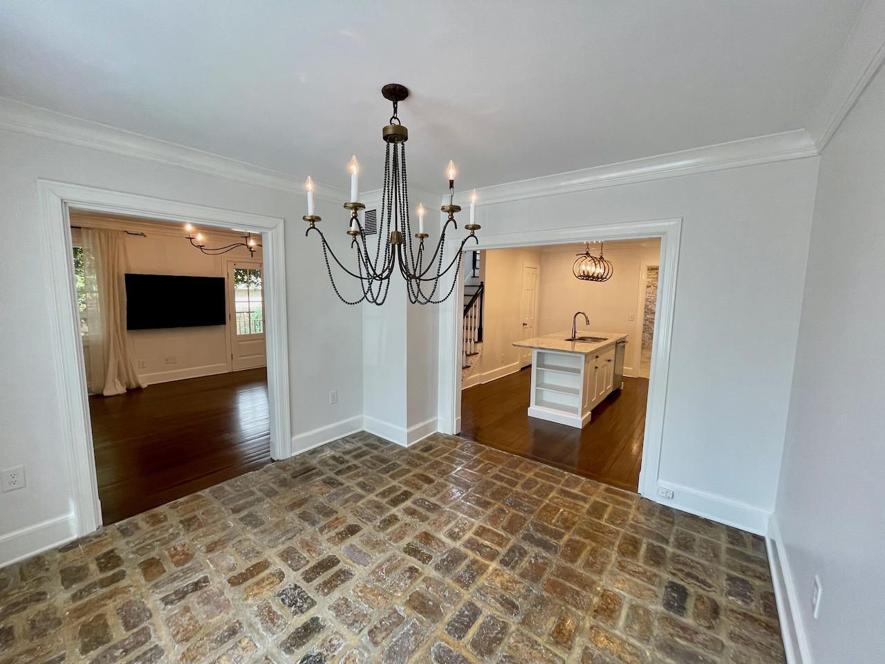 3 1/2 St Michaels Alley Photo 9