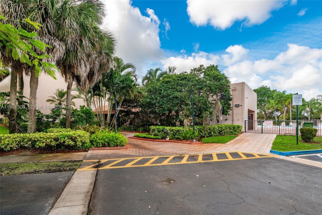 1172 NW 122nd Ter, Pembroke Pines, FL 33026 Photo