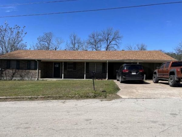 809 N Travis Street , Comanche, TX 76442