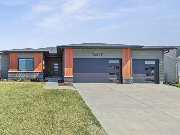1207 Colonial Court , Eldridge, IA 52748