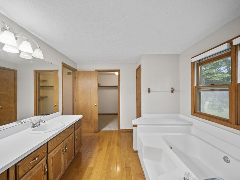 298 Kensington Court, London, OH 43140 Photo 10