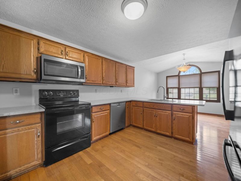 298 Kensington Court, London, OH 43140 Photo 3