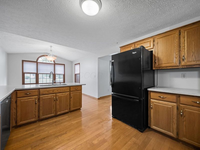 298 Kensington Court, London, OH 43140 Photo 4