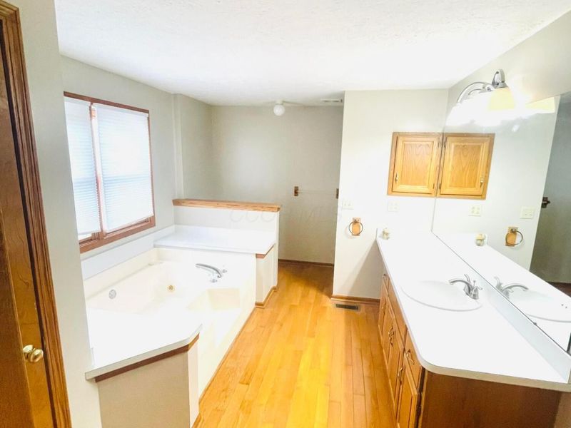 298 Kensington Court, London, OH 43140 Photo 5