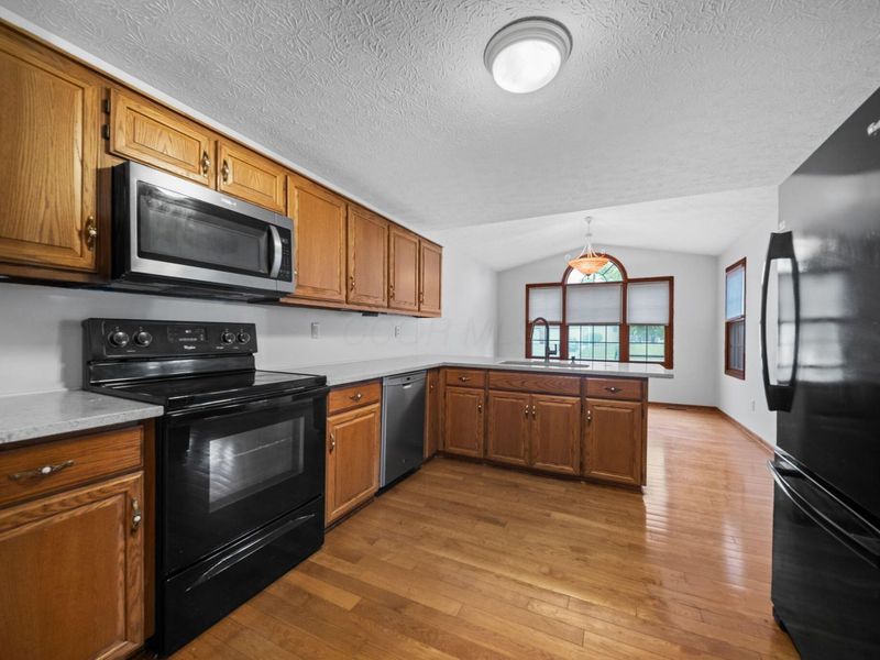 298 Kensington Court, London, OH 43140 Photo 5