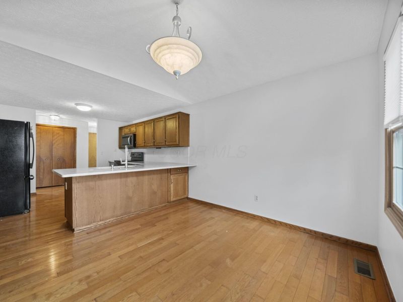 298 Kensington Court, London, OH 43140 Photo 6