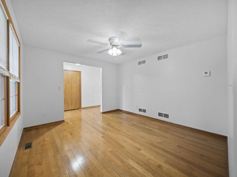 298 Kensington Court, London, OH 43140 Photo 7