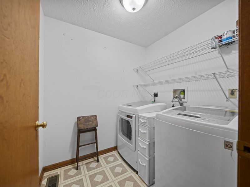 298 Kensington Court, London, OH 43140 Photo 8