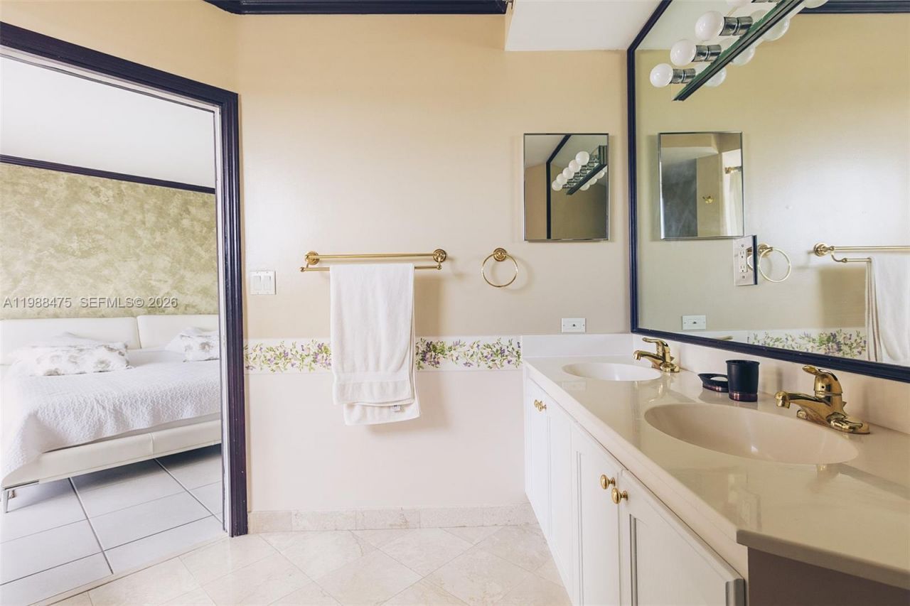 7330 Ocean Ter, Unit 20-C, Miami Beach, FL 33141 Photo