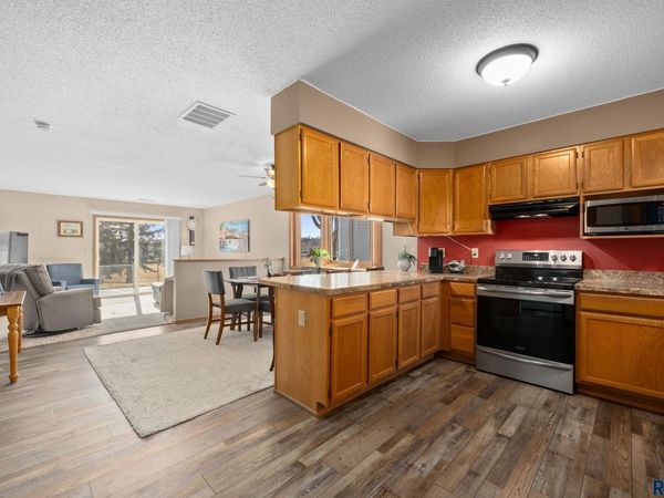 1117 S Newport Pl, Sioux Falls, SD 57106