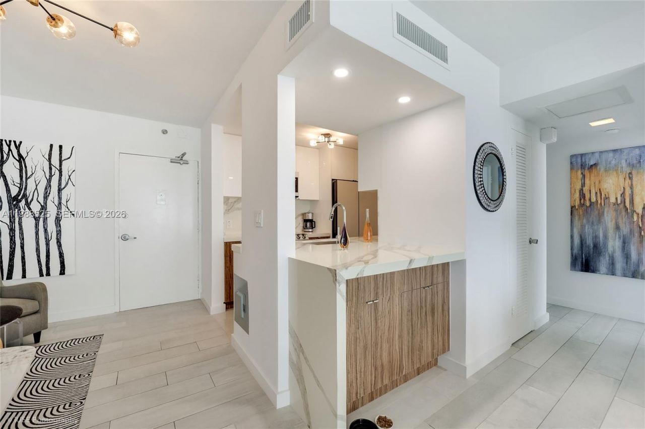 1000 West Ave, Unit 727, Miami Beach, FL 33139 Photo