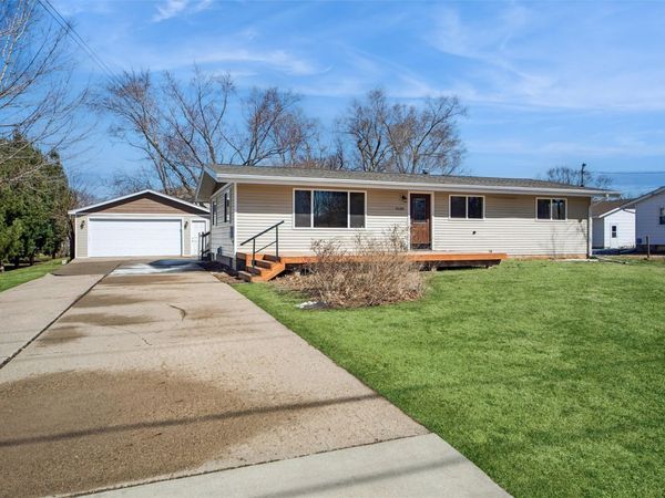 5685 NW 57th Avenue, Johnston, IA 50131