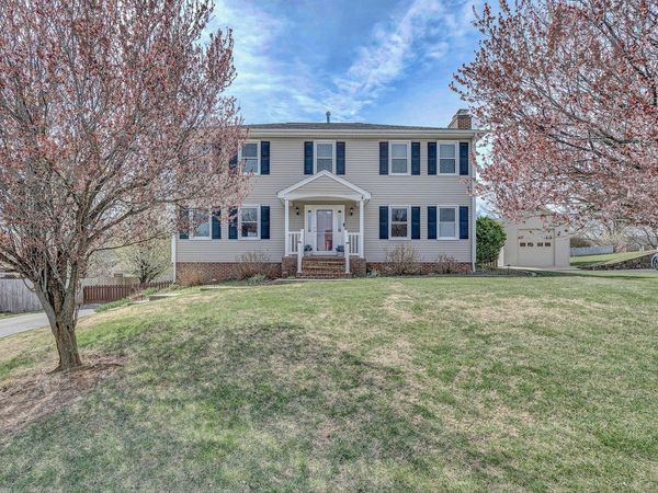 712 Joan CIR , Salem, VA 24153