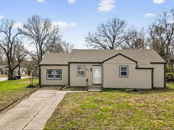 912 VEST Drive, Warrensburg, MO 64093