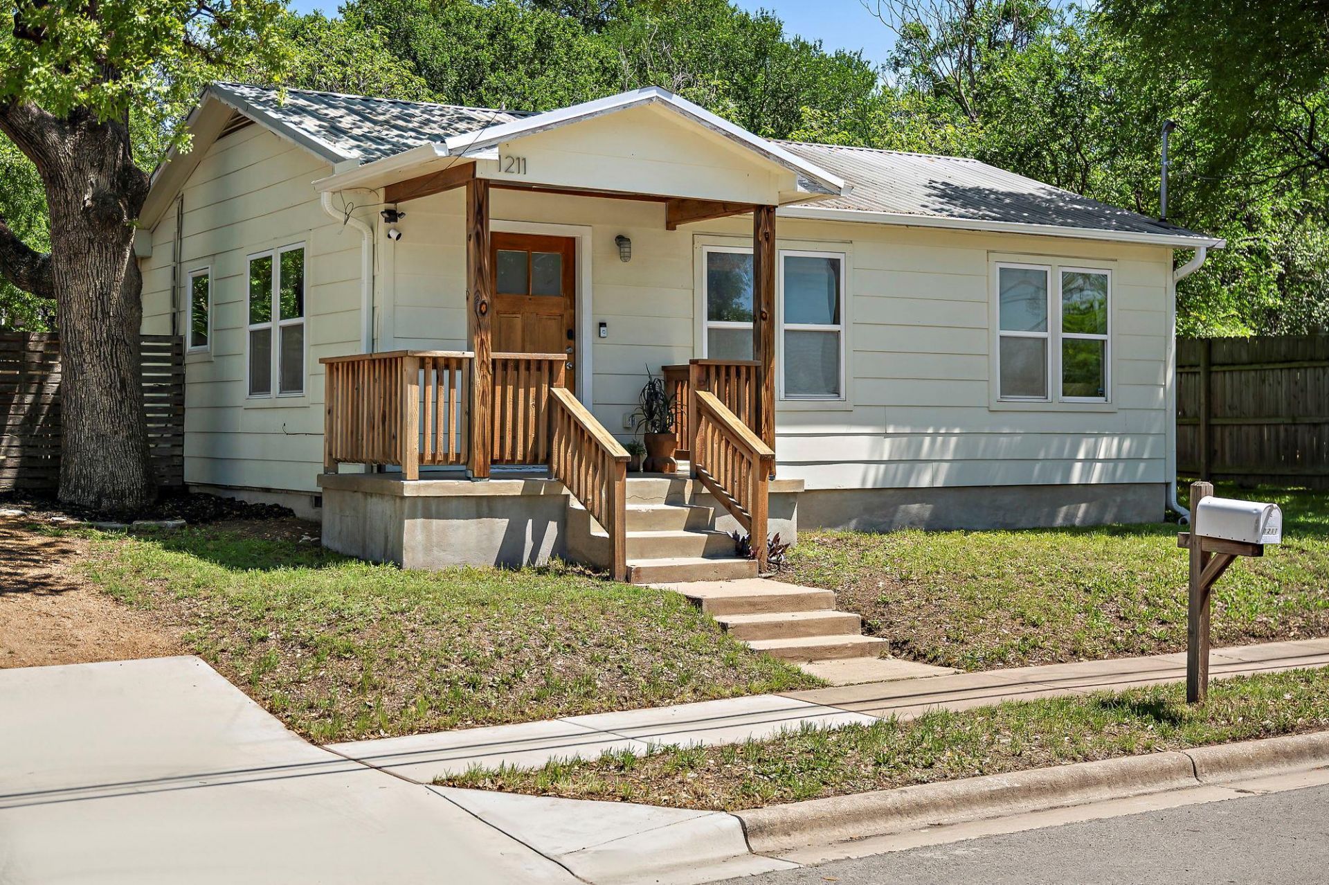 1211 Alexander Ave, Austin, TX 78702 Main Photo
