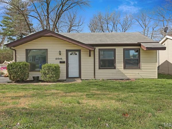 12245 Bennington Place, Maryland Heights, MO 63043