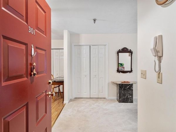 21 Dallas Dr, Unit 301, Dracut, MA 01826