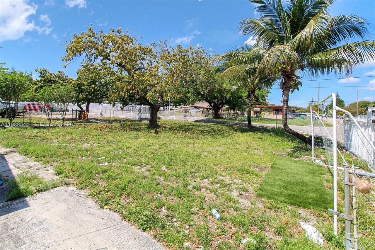 2900 NW 95th St, Miami, FL 33147 Photo