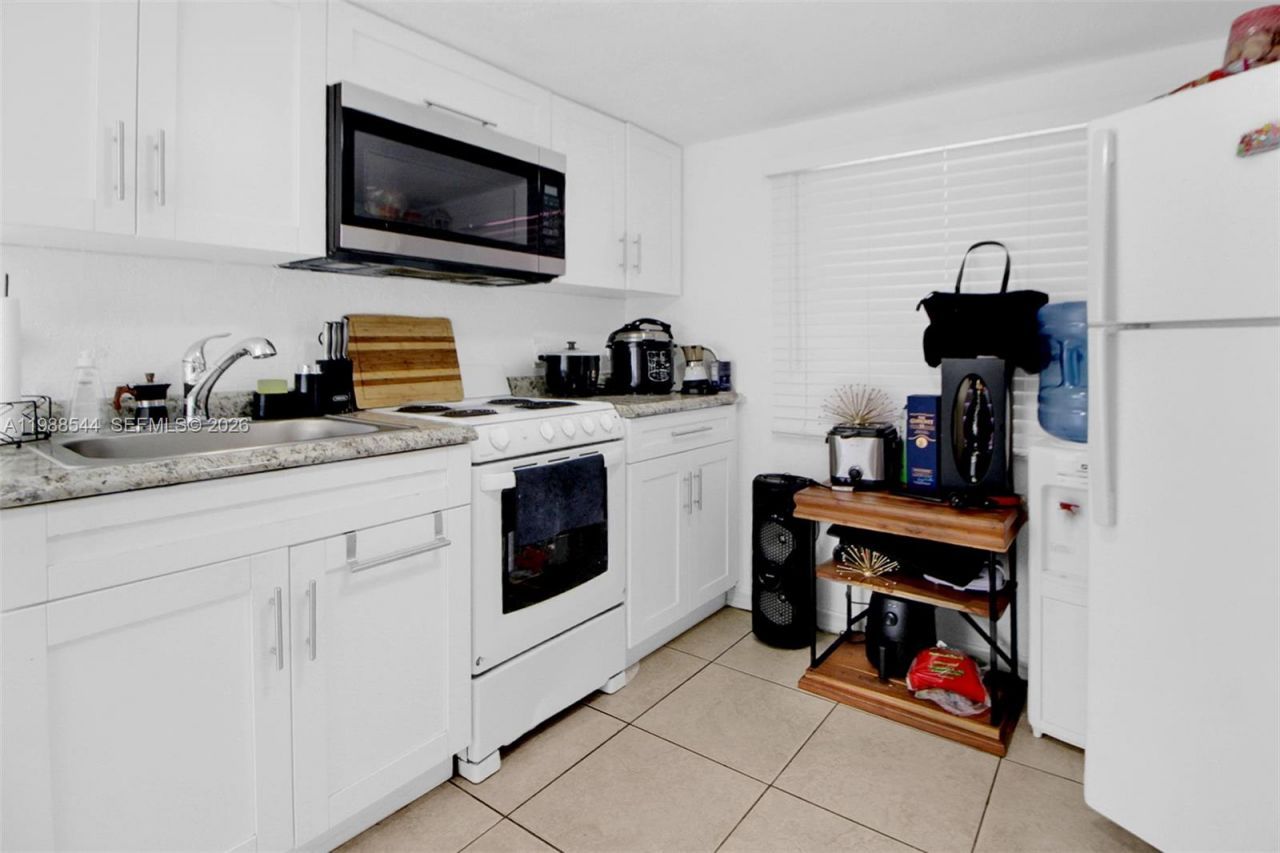 2900 NW 95th St, Miami, FL 33147 Photo