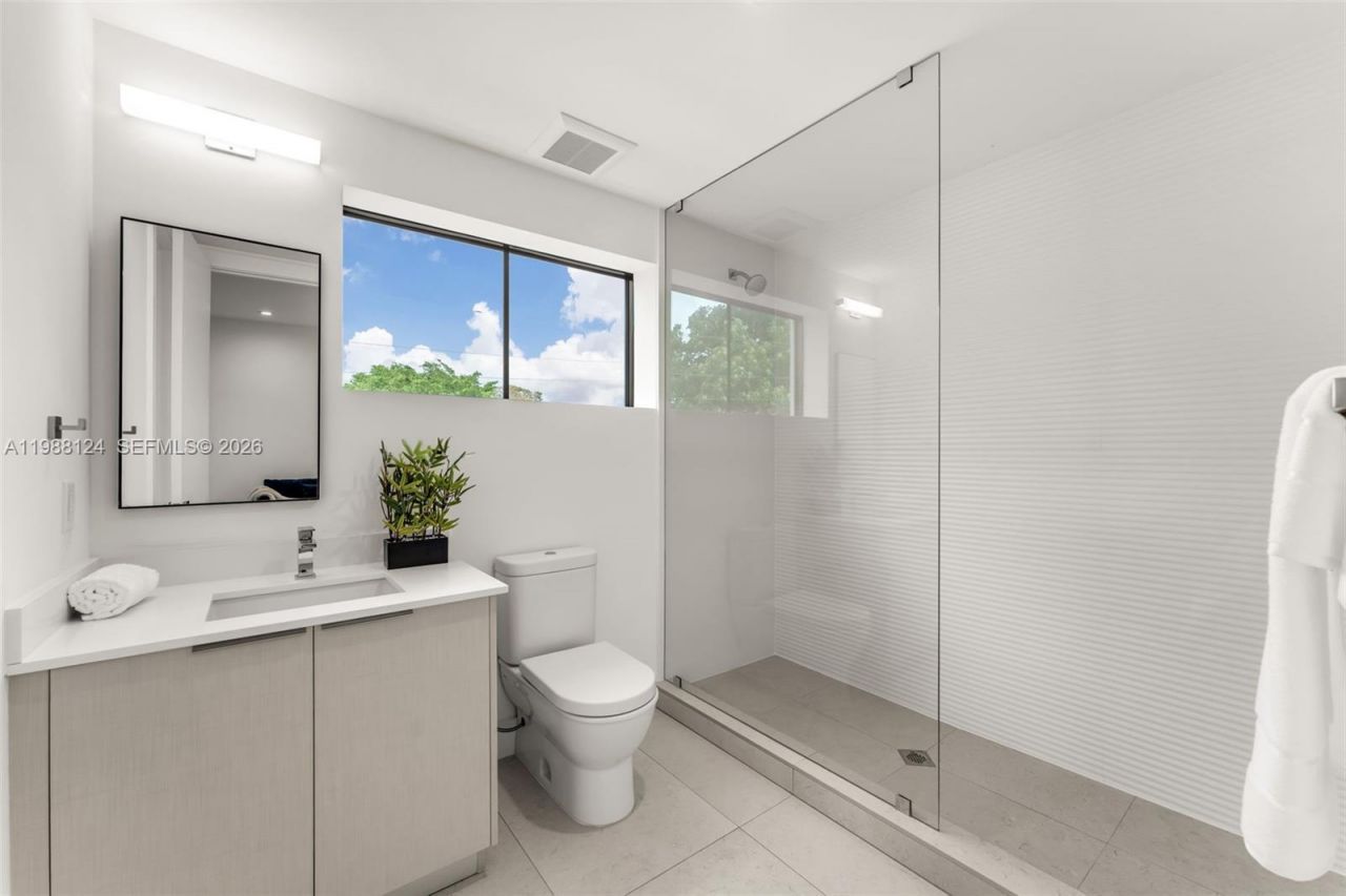 721 SW 11th Street , Unit E, Miami, FL 33129 Photo