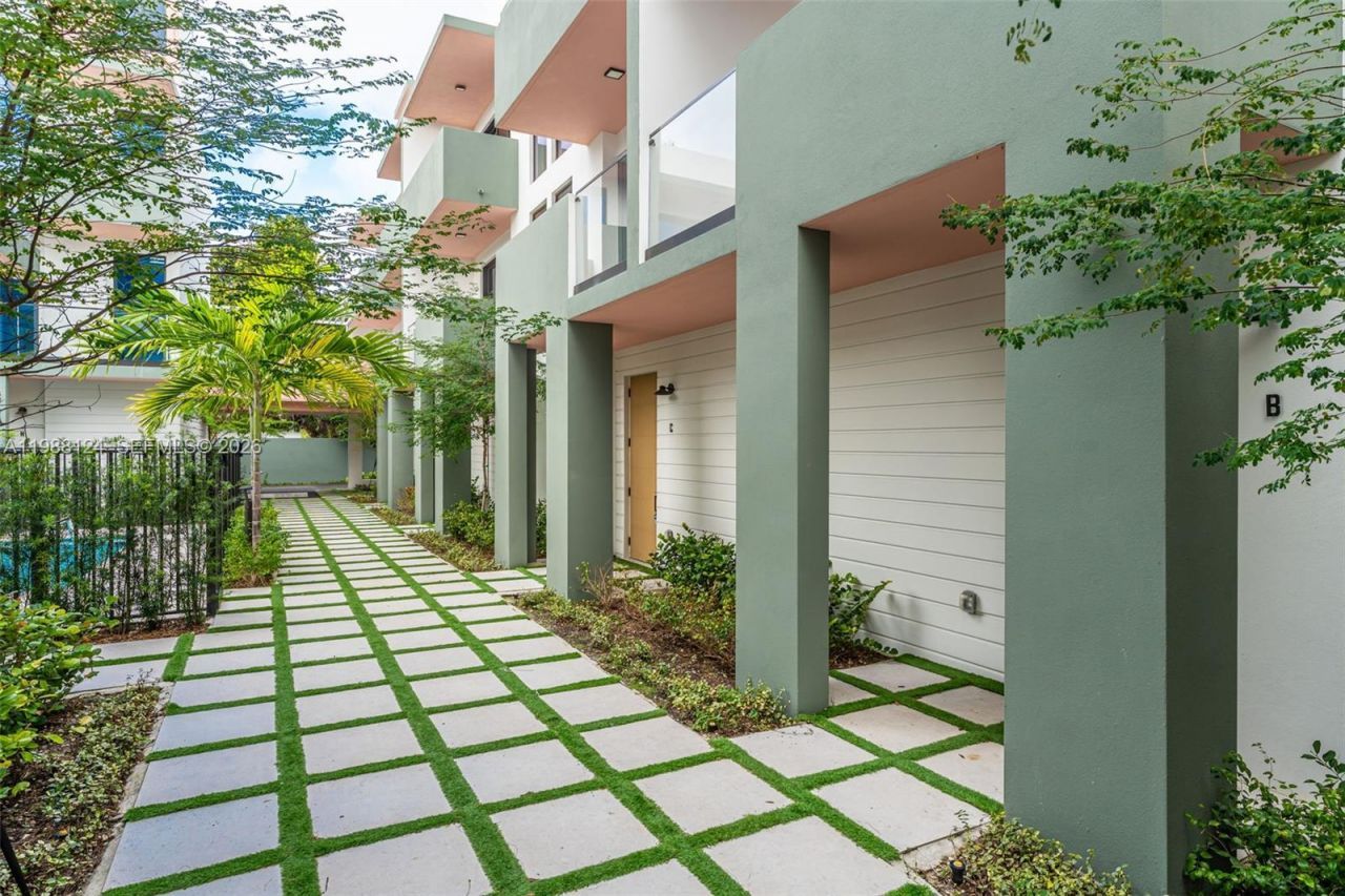 721 SW 11th Street , Unit E, Miami, FL 33129 Photo