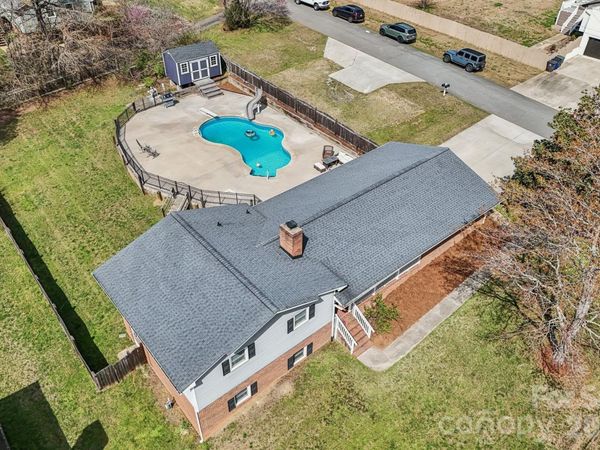 660 S Peace Haven Road , Winston Salem, NC 27103