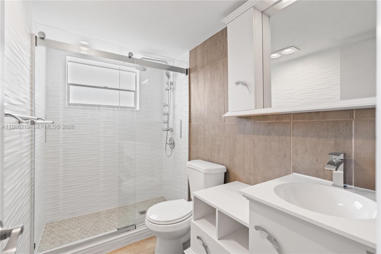 4800 Hillcrest Ln , Unit 408, Hollywood, FL 33021 Photo