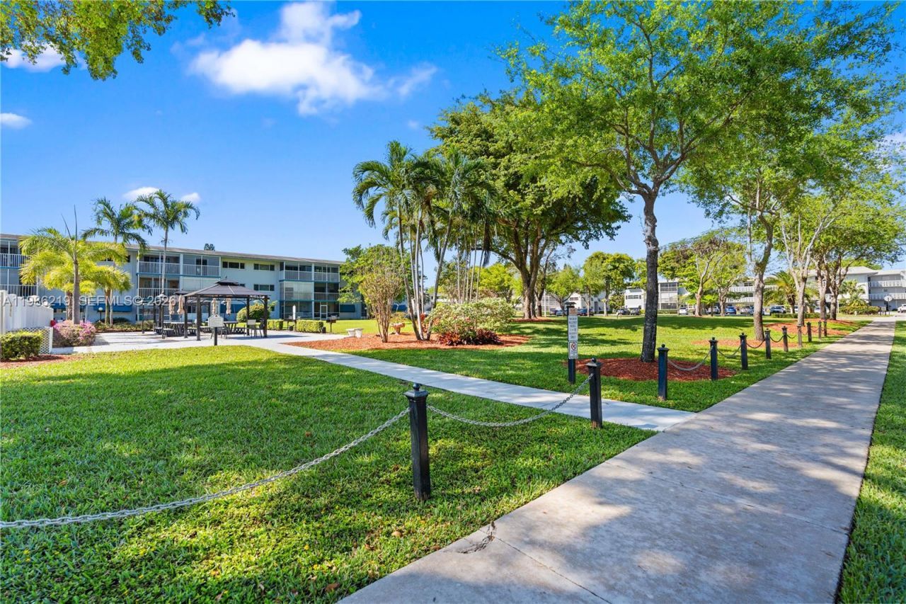 4800 Hillcrest Ln , Unit 408, Hollywood, FL 33021 Photo