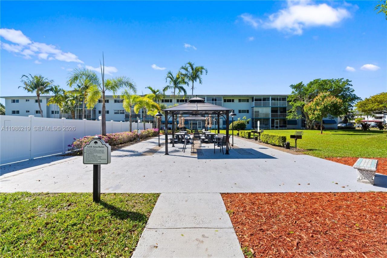 4800 Hillcrest Ln , Unit 408, Hollywood, FL 33021 Photo