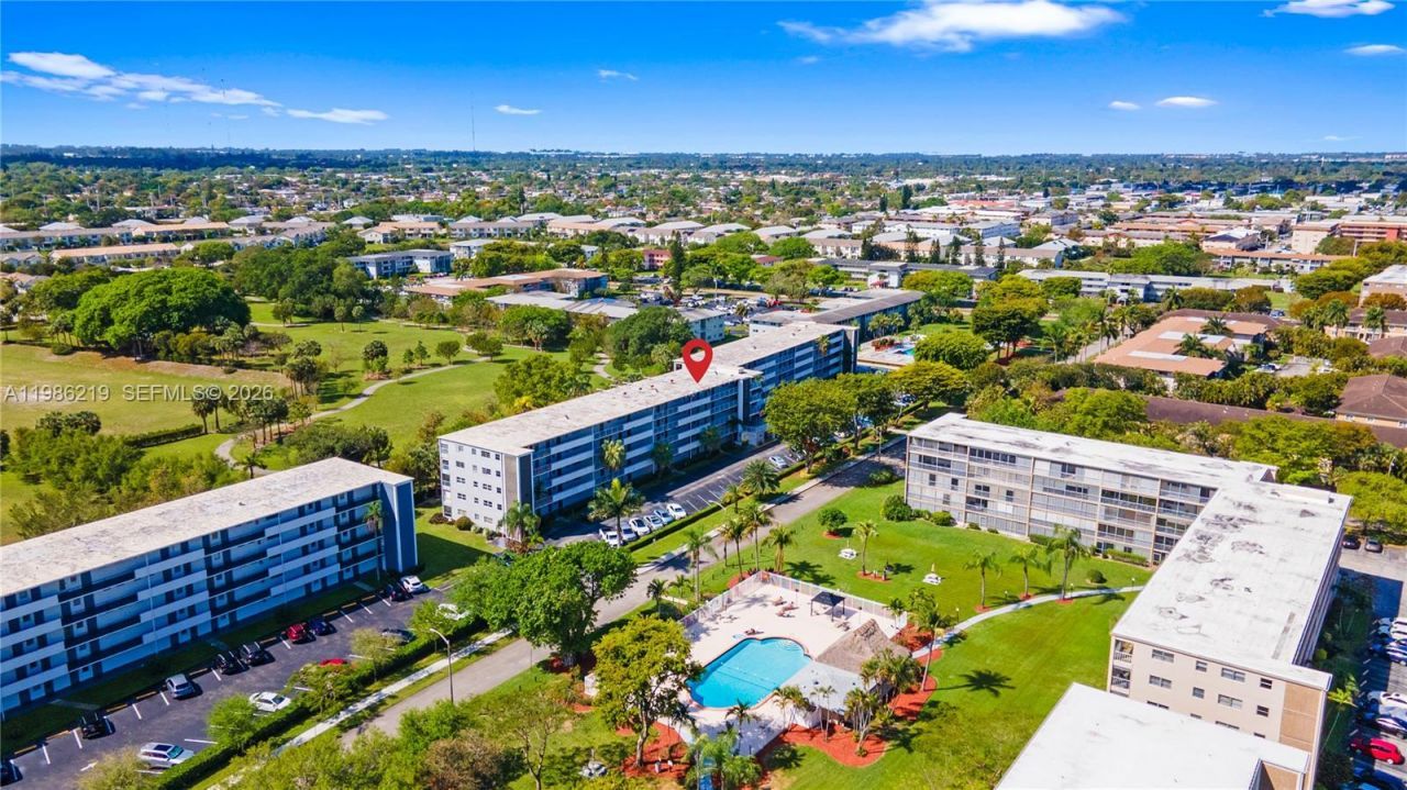 4800 Hillcrest Ln , Unit 408, Hollywood, FL 33021 Photo