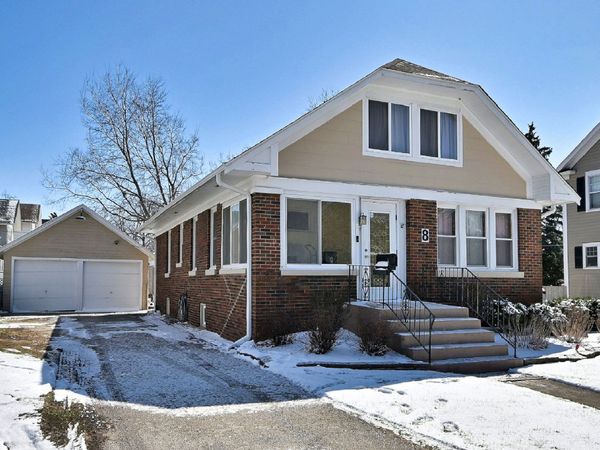 8 S commonwealth Avenue, Aurora, IL 60506