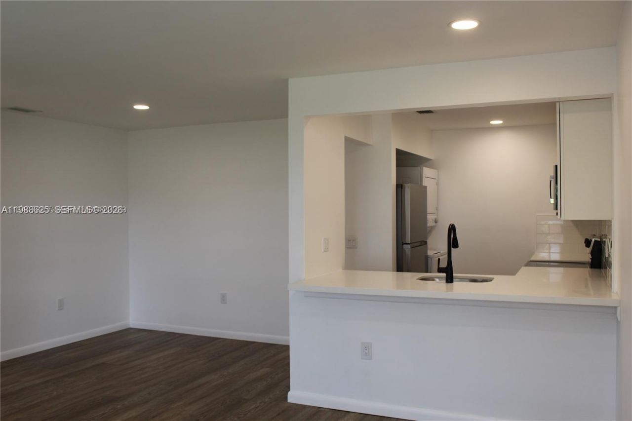 10016 NW 4th St, Unit 201, Pembroke Pines, FL 33024 Photo
