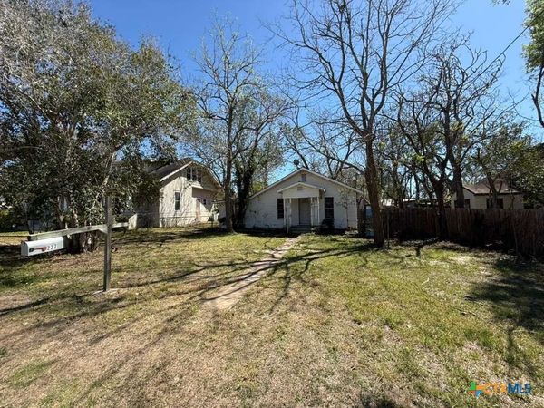 227 W End Street , Goliad, TX 77963