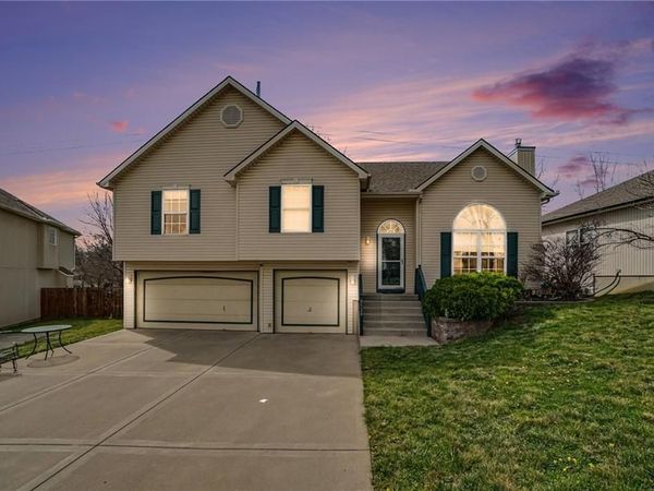 8528 N AVA Avenue, Kansas City, MO 64154