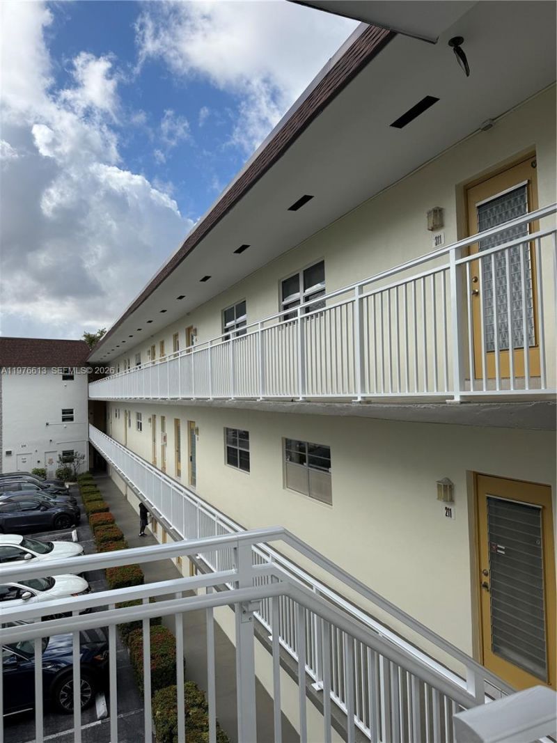 5141 W Oakland Park Blvd , Unit 311, Lauderdale Lakes, FL 33313 Photo
