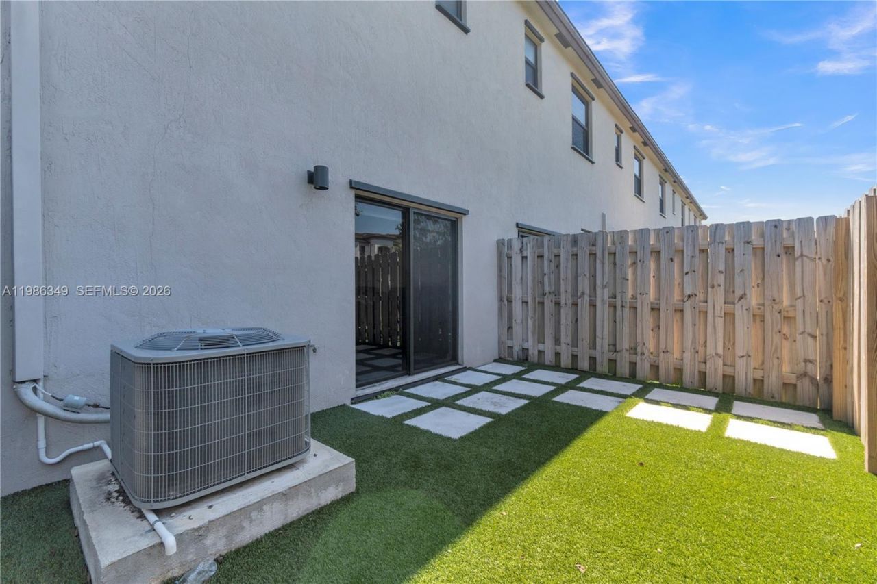 21068 NE 8th Ave, Miami, FL 33179 Photo