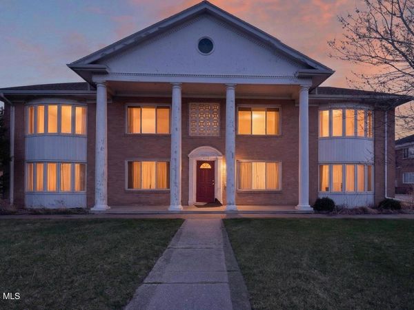 2130 Richards Road, Ottawa Hills, OH 43606