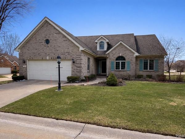 8518 Invitational Drive S, Washington Twp, MI 48094