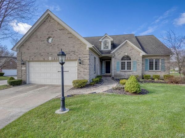 8518 Invitational Drive S, Washington Twp, MI 48094