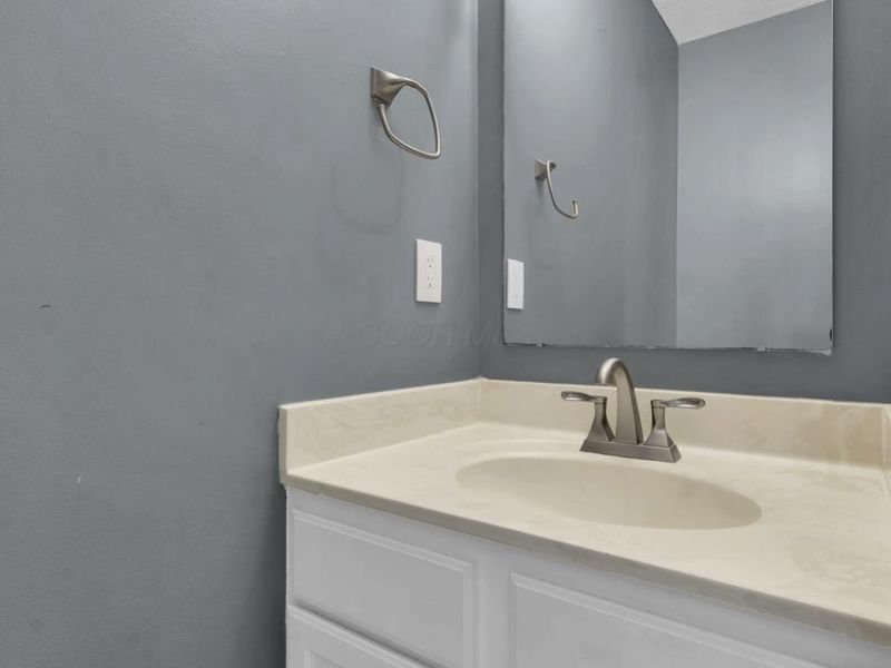 8690 Kirkland Drive , Lewis Center, OH 43035 Photo 8