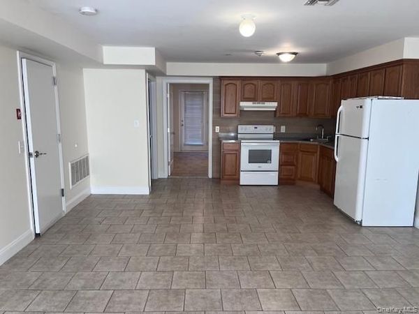 384 West Montauk Highway , Lindenhurst, NY 11757