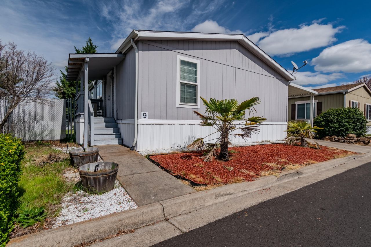 2552 Thorn Oak Drive, Unit SPC 9, Medford, OR 97501 Main Photo