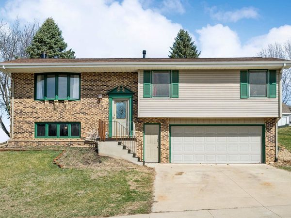925 Hawkeye Drive, Dubuque, IA 52001