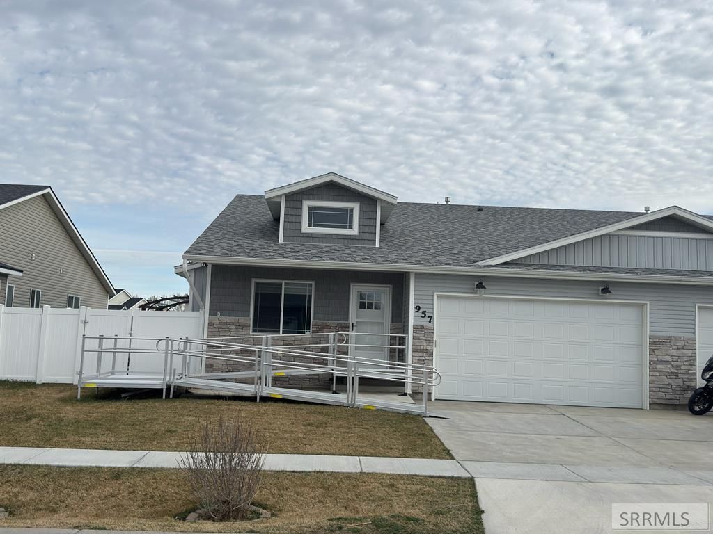 957 Pinewood Avenue, Chubbuck, ID 83202 Main Photo