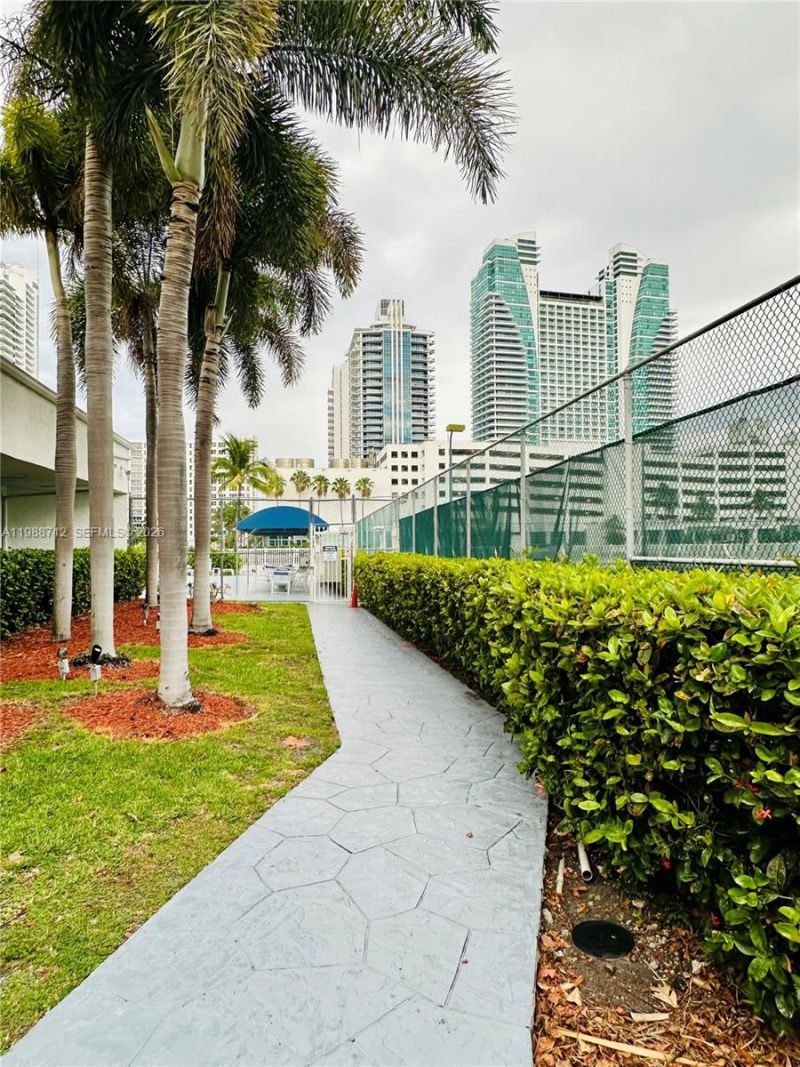 600 E Parkview Dr, Unit 316, Hallandale Beach, FL 33009 Photo